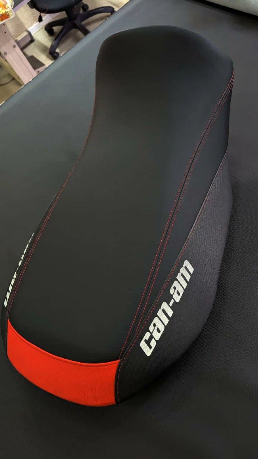 Перетянутое сиденье Can-Am с чёрной и красной обивкой
