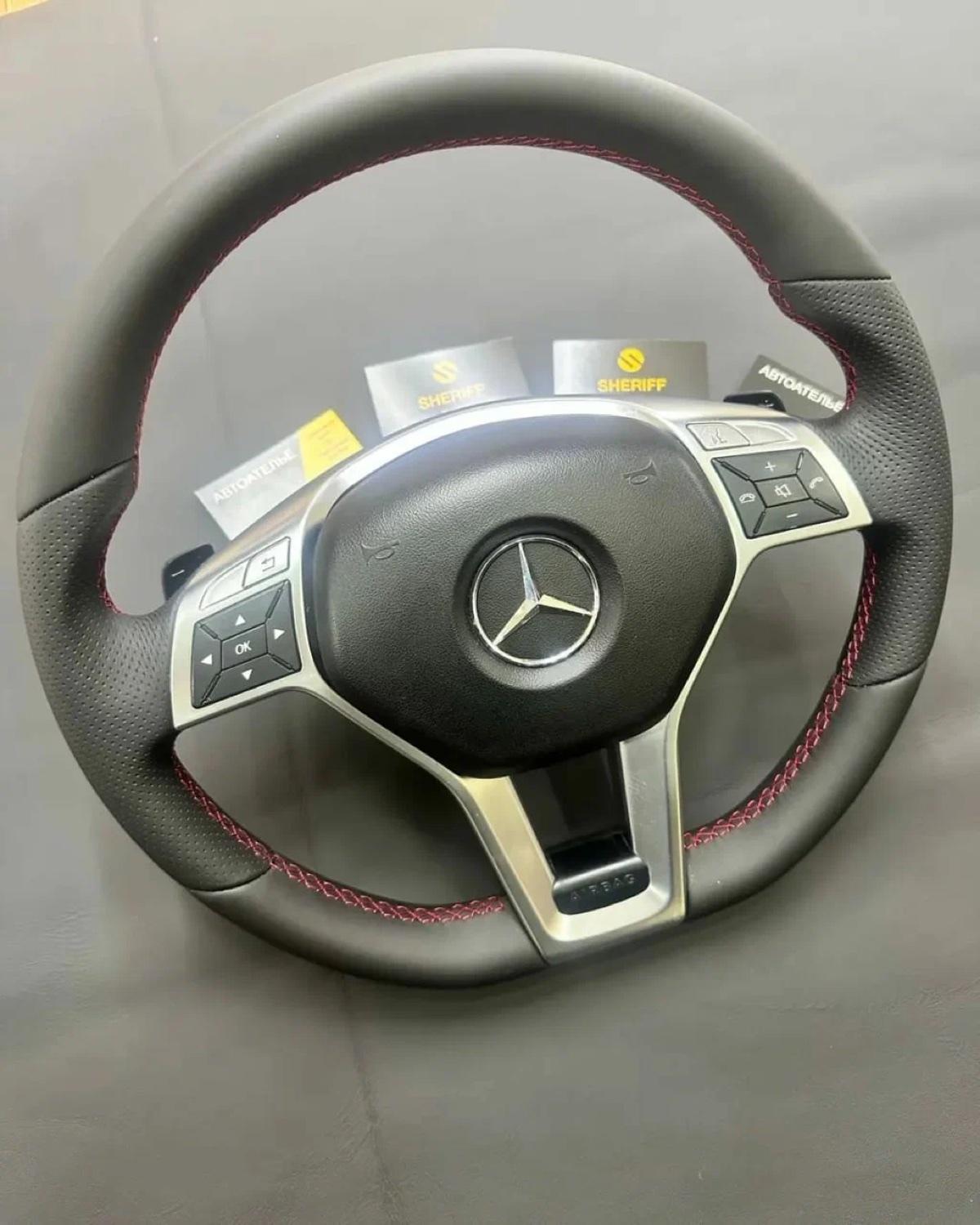 Перетянутый кожей руль Mercedes-Benz с красной строчкой